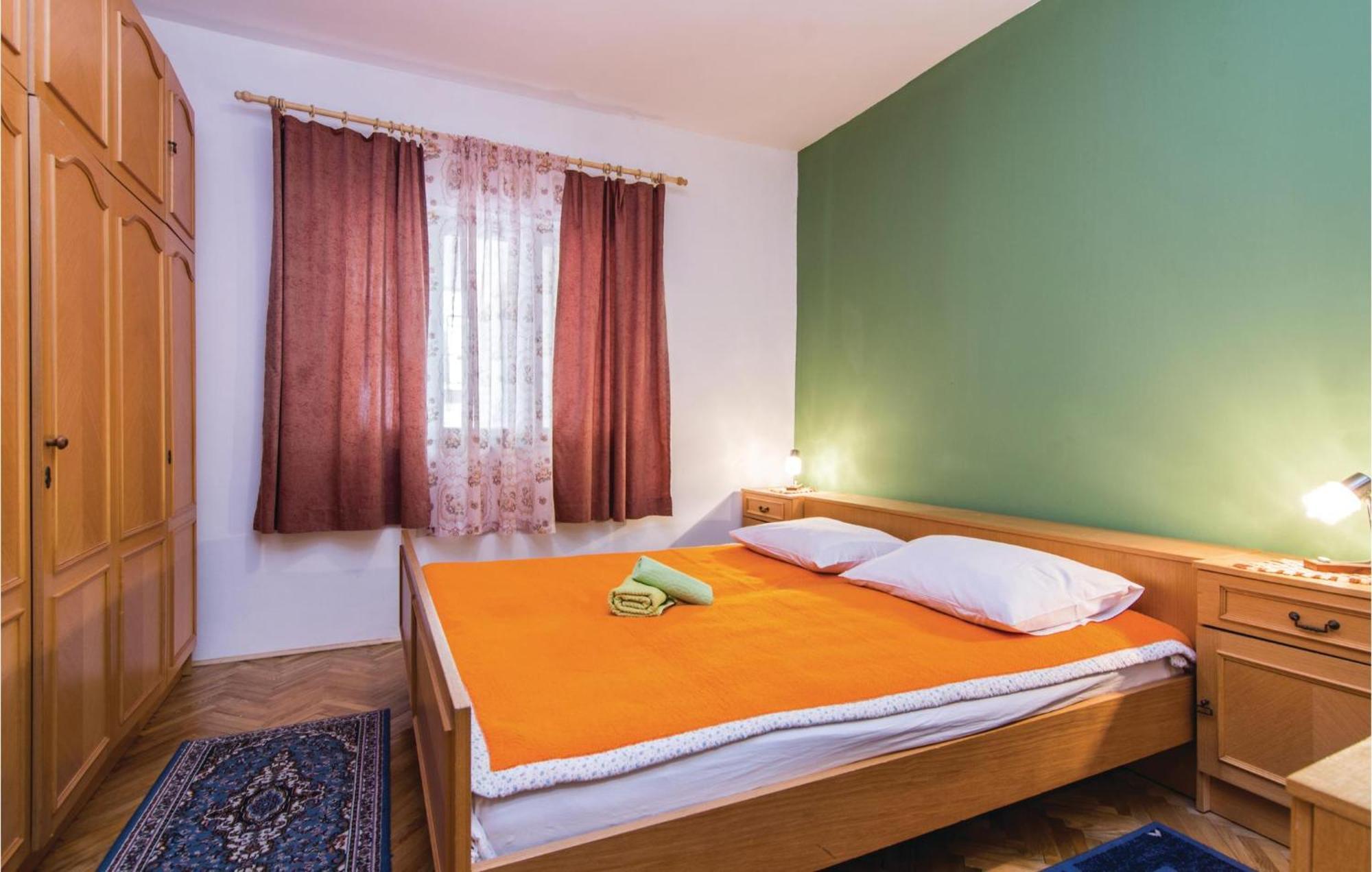 4 Bedroom Awesome Apartment In Starigrad Buitenkant foto