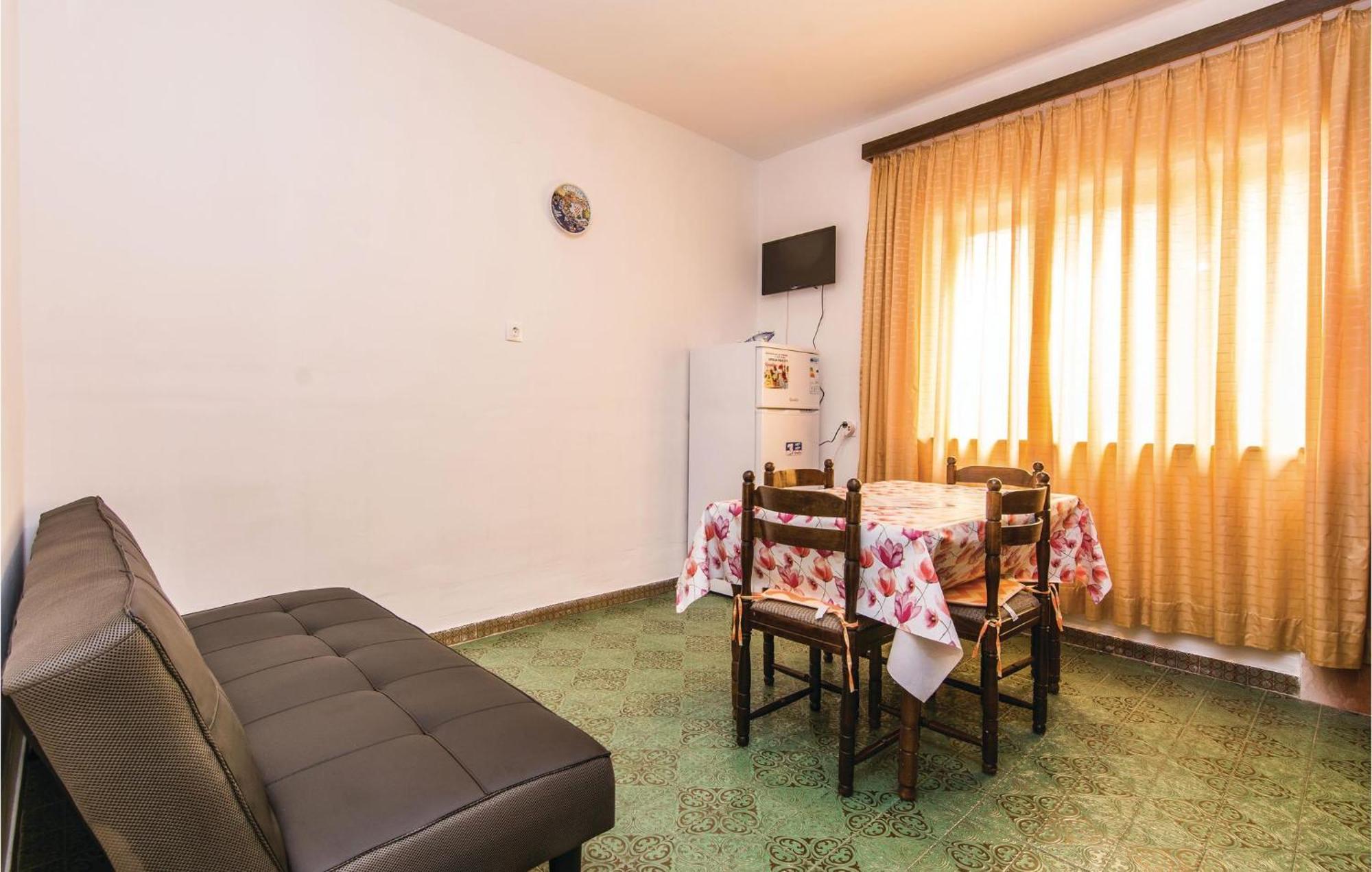 4 Bedroom Awesome Apartment In Starigrad Buitenkant foto