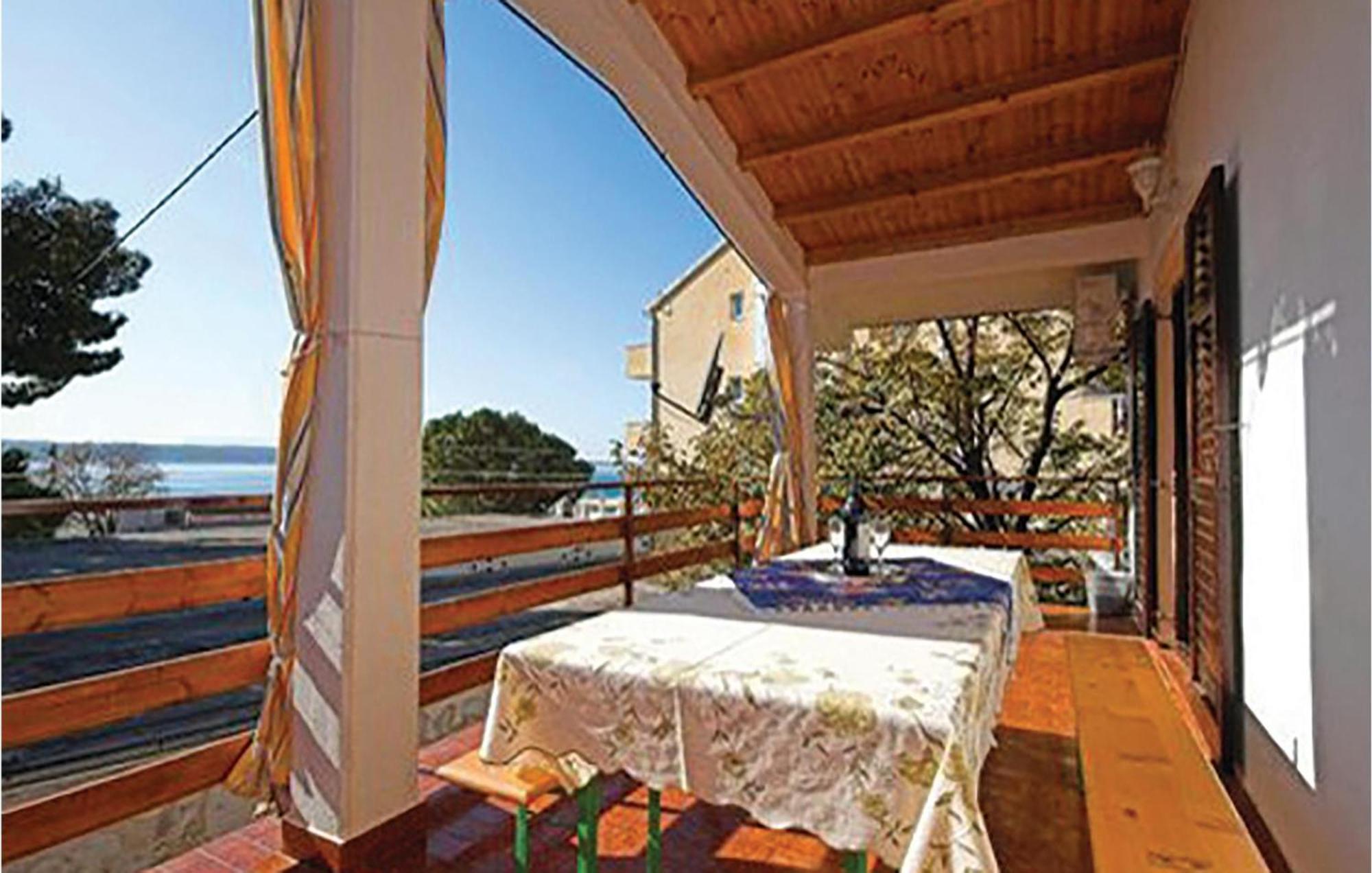 4 Bedroom Awesome Apartment In Starigrad Buitenkant foto