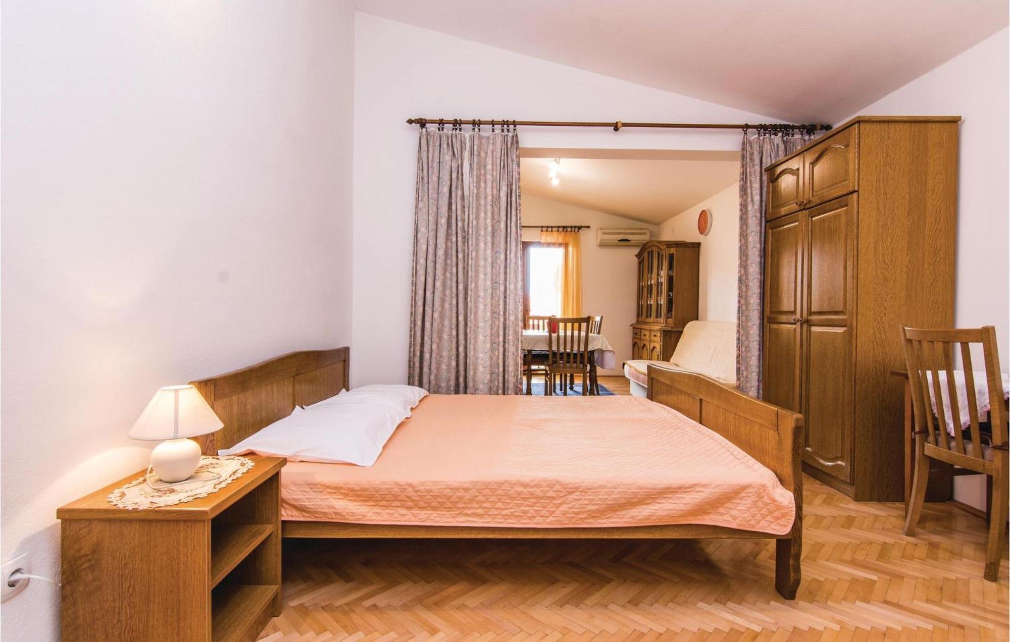4 Bedroom Awesome Apartment In Starigrad Buitenkant foto