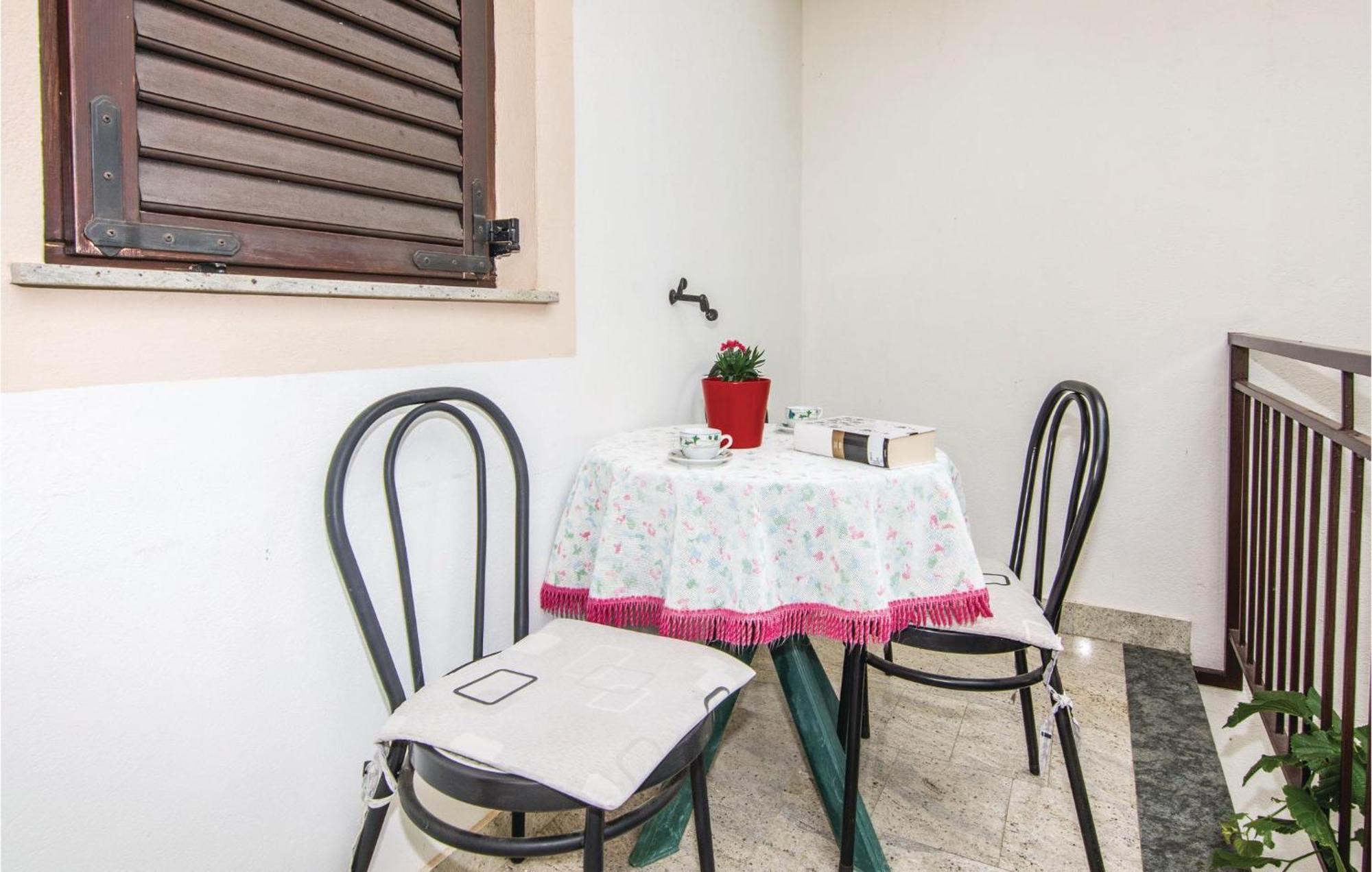 4 Bedroom Awesome Apartment In Starigrad Buitenkant foto