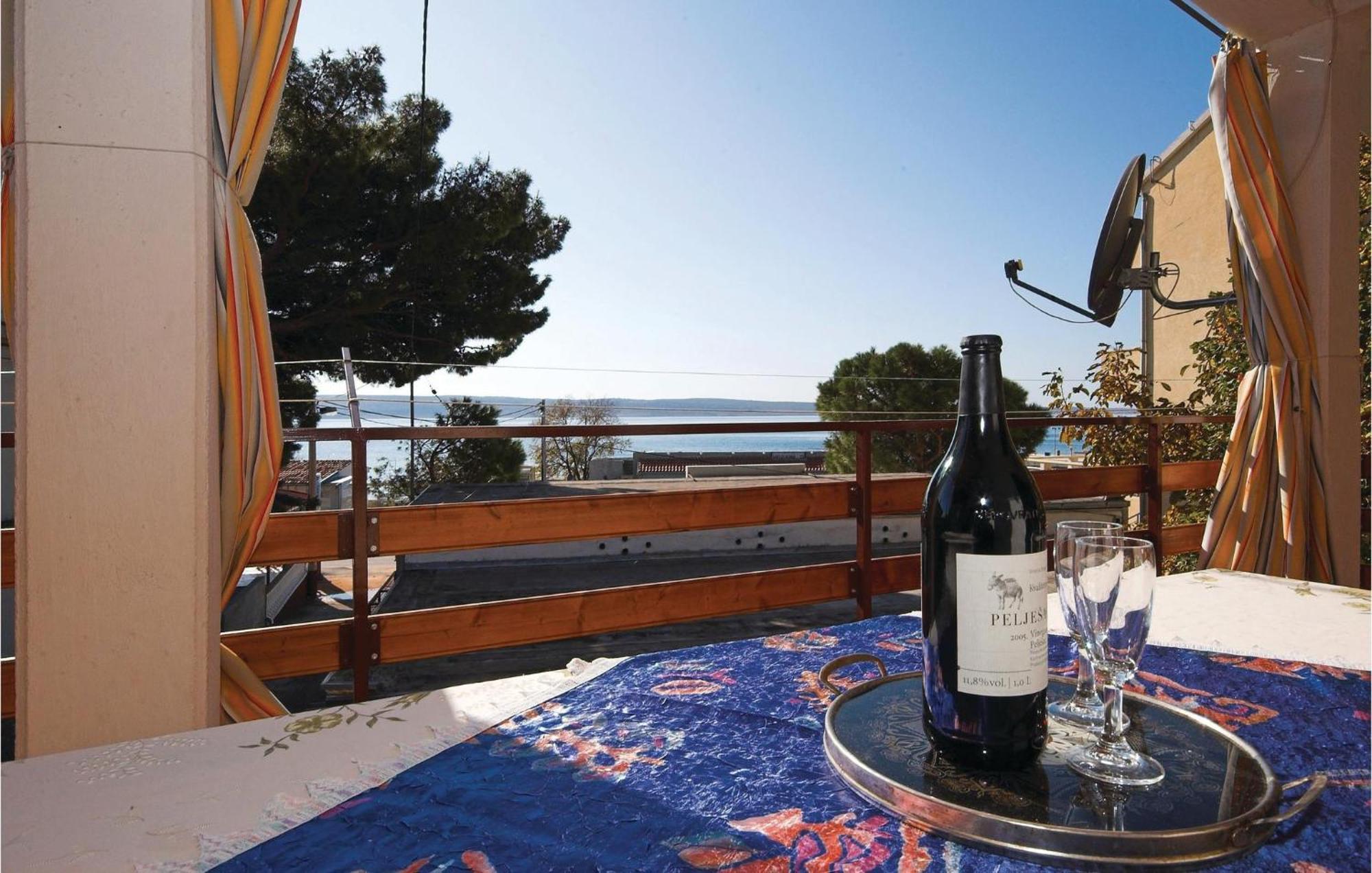 4 Bedroom Awesome Apartment In Starigrad Buitenkant foto