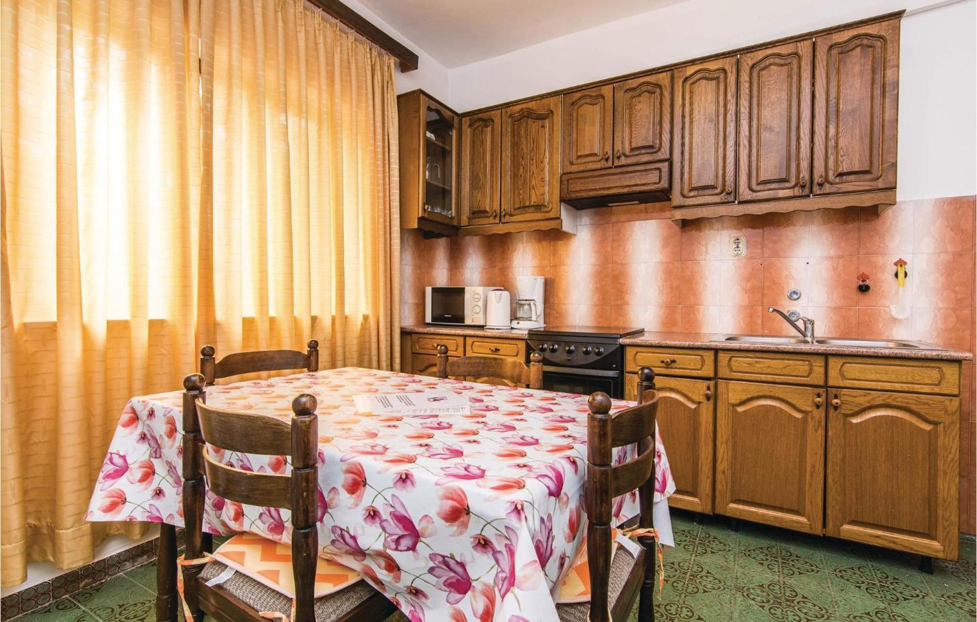 4 Bedroom Awesome Apartment In Starigrad Buitenkant foto