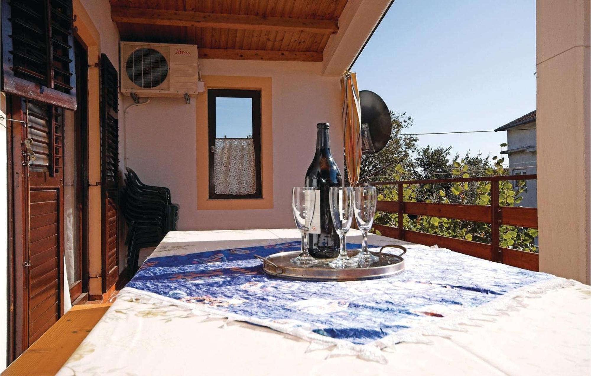 4 Bedroom Awesome Apartment In Starigrad Buitenkant foto