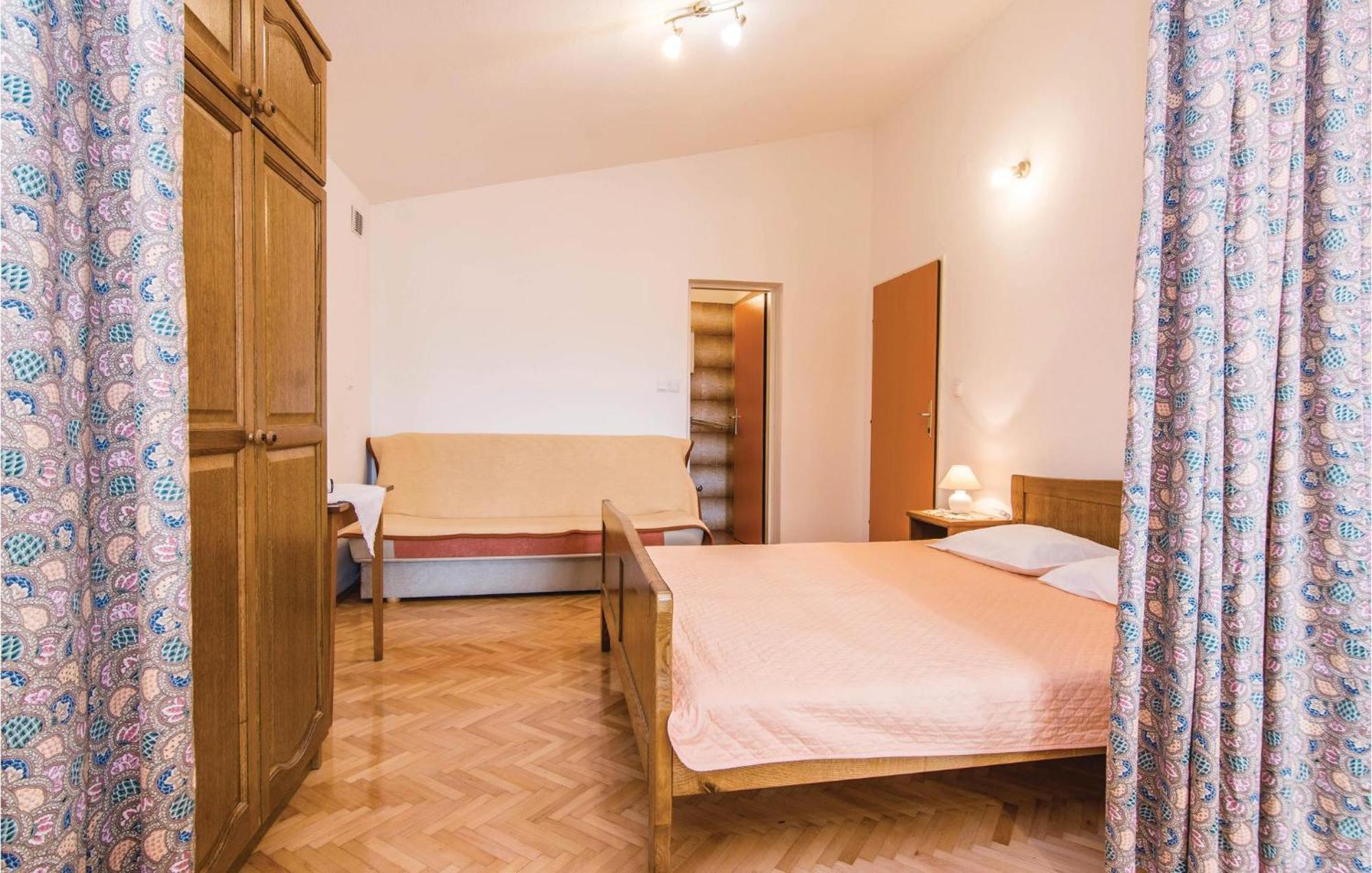 4 Bedroom Awesome Apartment In Starigrad Buitenkant foto