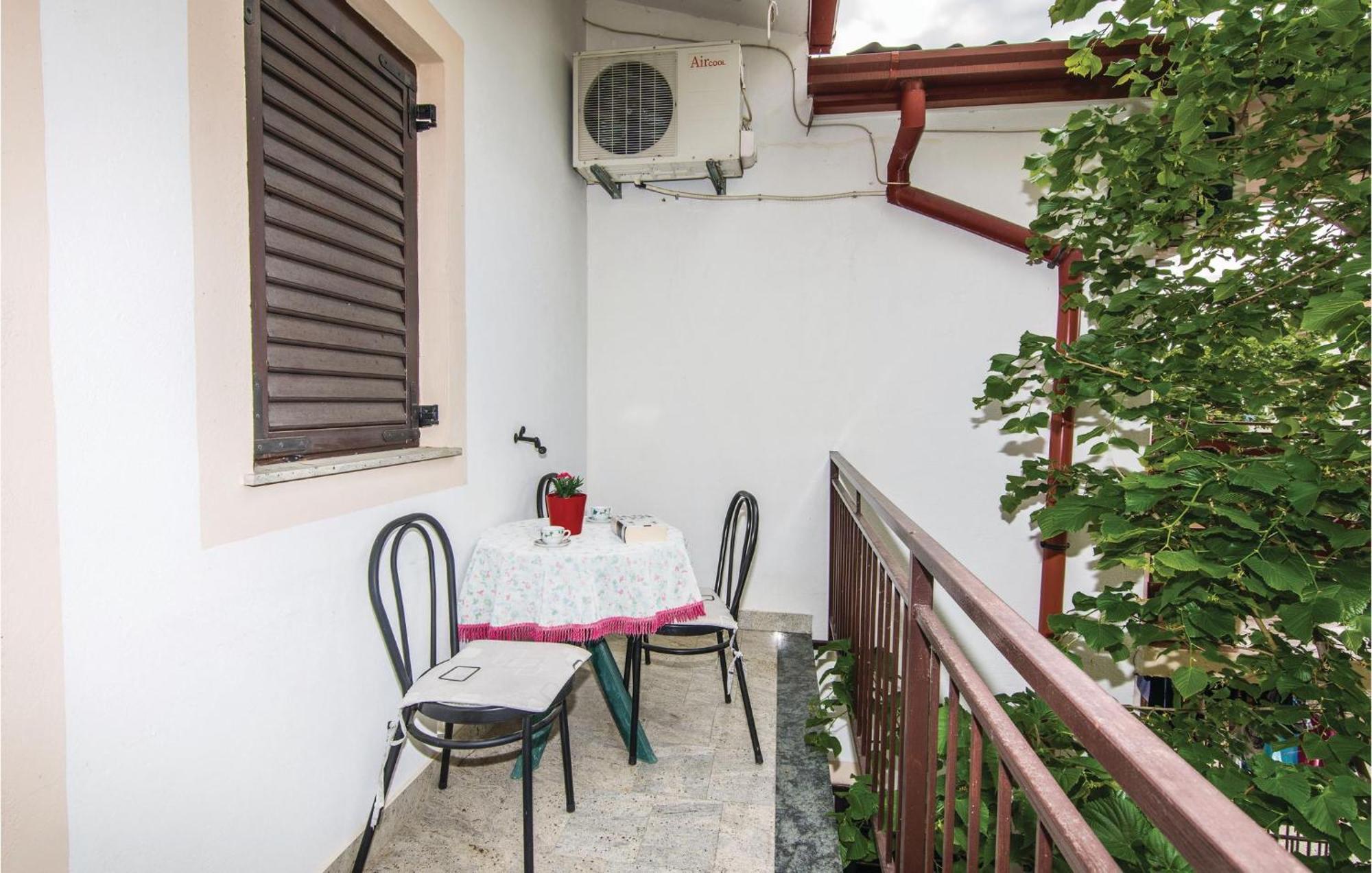 4 Bedroom Awesome Apartment In Starigrad Buitenkant foto