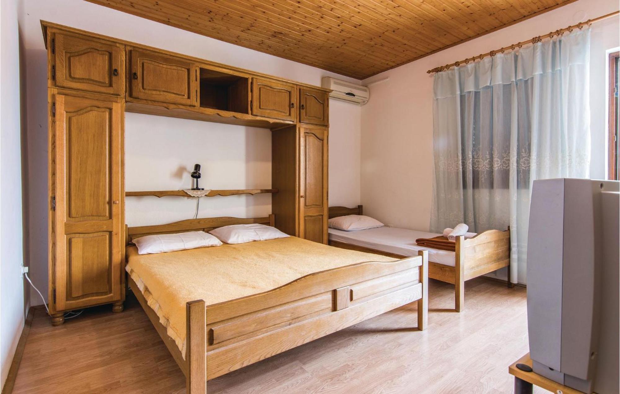 4 Bedroom Awesome Apartment In Starigrad Buitenkant foto
